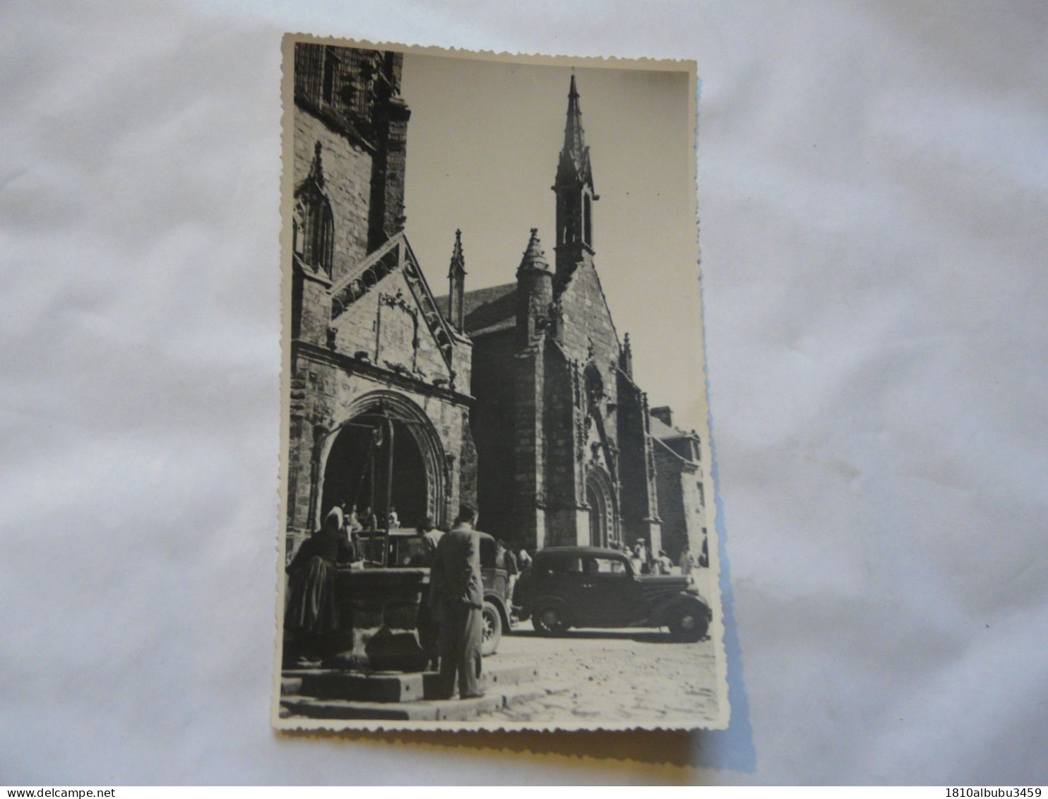 RARE - CARTE PHOTO 29 FINISTERE - LOCRONAN : Scène Animée (automobiles) - Eglise - Locronan