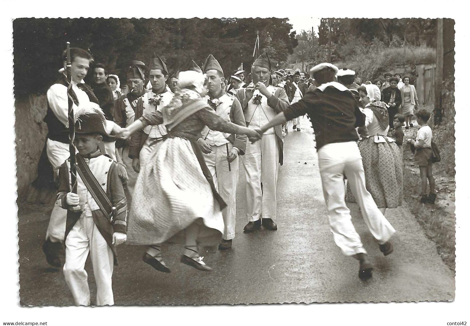 83 SAINT TROPEZ CARTE-PHOTO R.TROUILHET BRAVADES FOLKLORE DEFILE COSTUMES TRADITIONS PROVENCE COTE D'AZUR - Saint-Tropez