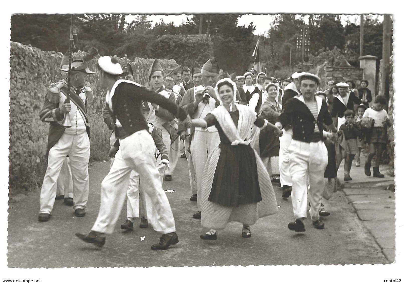 83 SAINT TROPEZ CARTE-PHOTO R.TROUILHET BRAVADES FOLKLORE DEFILE COSTUMES TRADITIONS PROVENCE COTE D'AZUR - Saint-Tropez