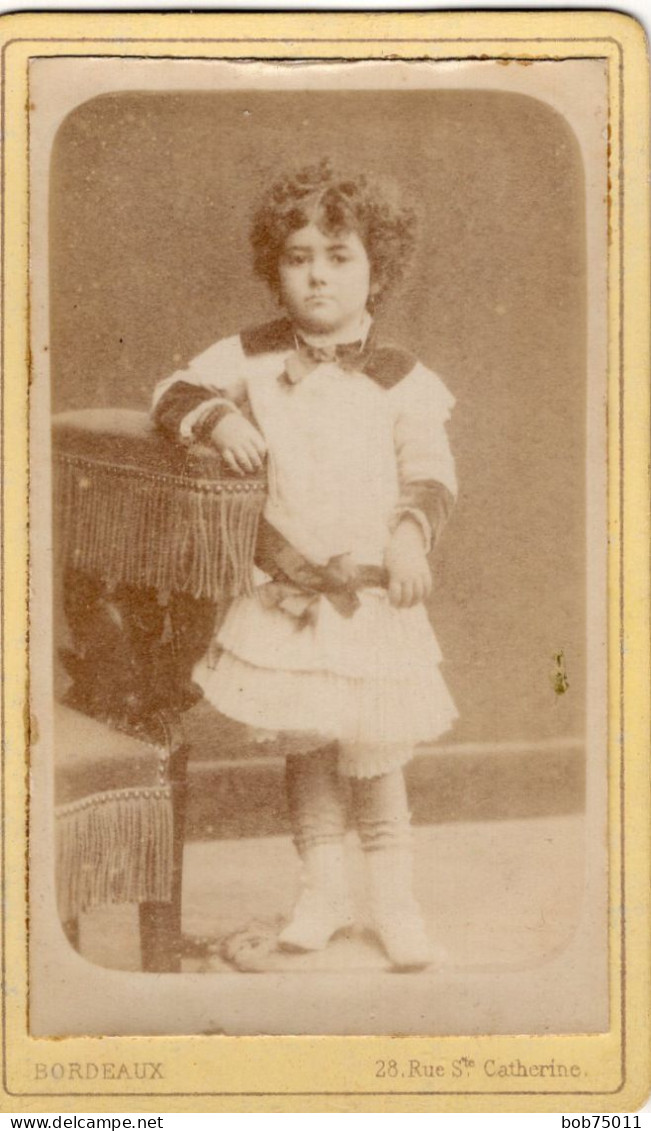 Photo CDV D'une Petite Fille élégante Posant Dans Un Studio Photo A Bordeaux En 1884 - Old (before 1900)