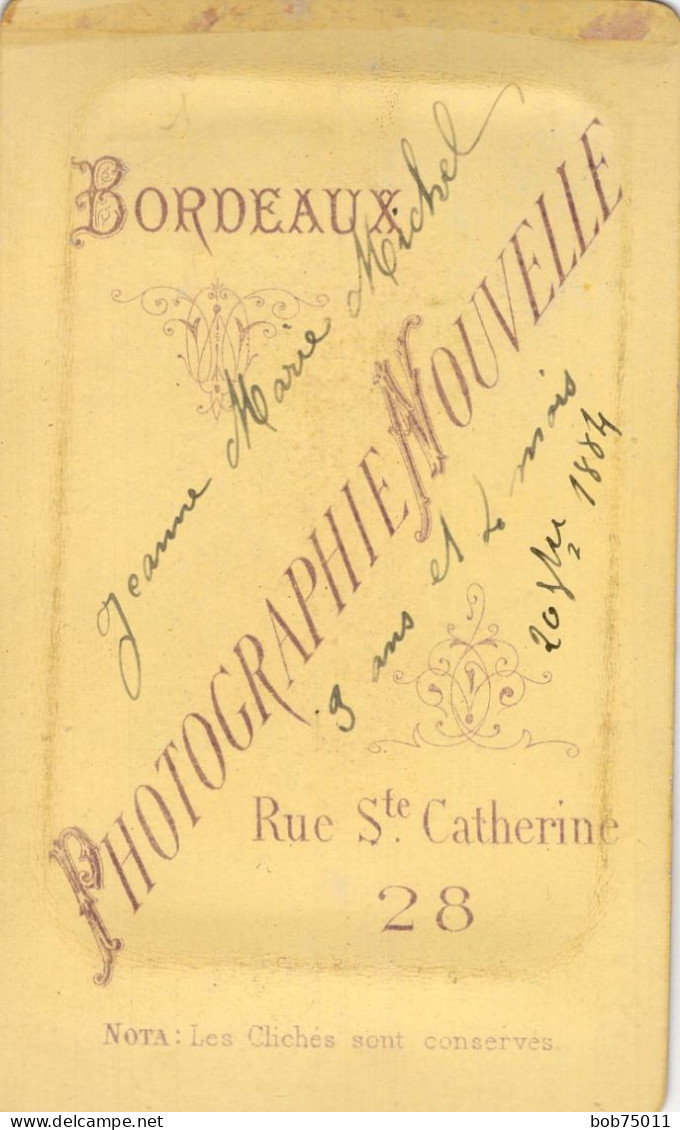 Photo CDV D'une Petite Fille élégante Posant Dans Un Studio Photo A Bordeaux En 1884 - Antiche (ante 1900)