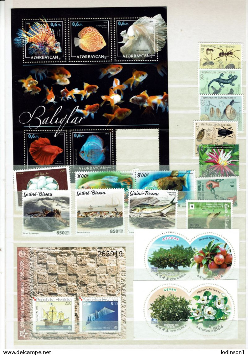 MONDE classeur plus de 1200 timbres(avec carnets/BF) tous thèmes neufs et oblitérés anciens et récents