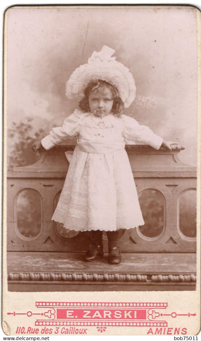 Photo CDV D'une Petite Fille élégante Posant Dans Un Studio Photo A Amiens - Antiche (ante 1900)