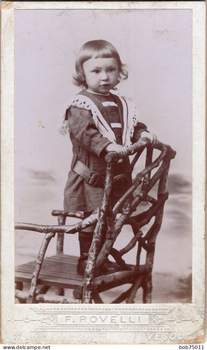 Photo CDV D'une Petite Fille  élégante Posant Dans Un Studio Photo A Vesoul - Antiche (ante 1900)