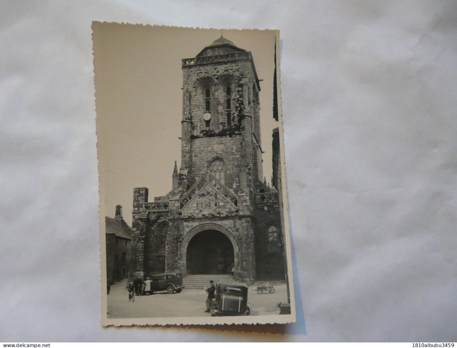 RARE - CARTE PHOTO 29 FINISTERE - LOCRONAN : Scène Animée (automobiles) - Chapelle Penity - Locronan