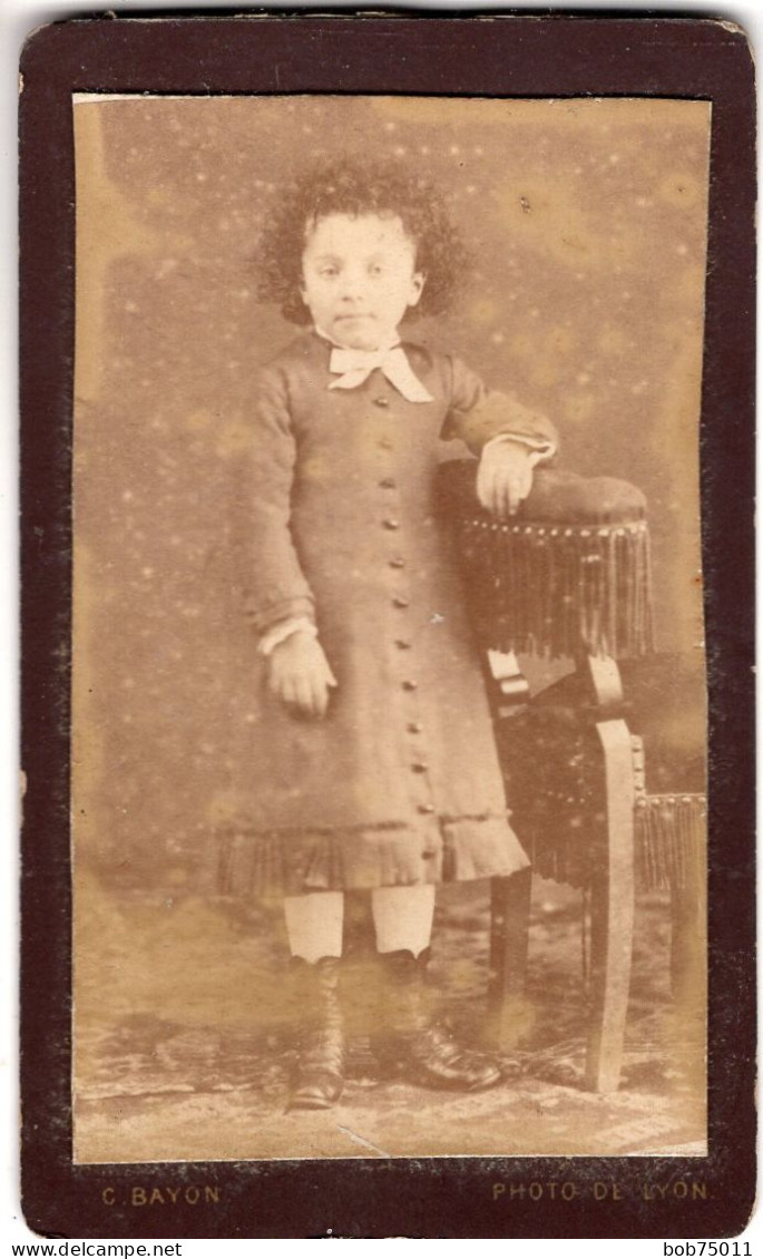 Photo CDV D'une Petite  Fille élégante Posant Dans Un Studio Photo A Lyon - Antiche (ante 1900)