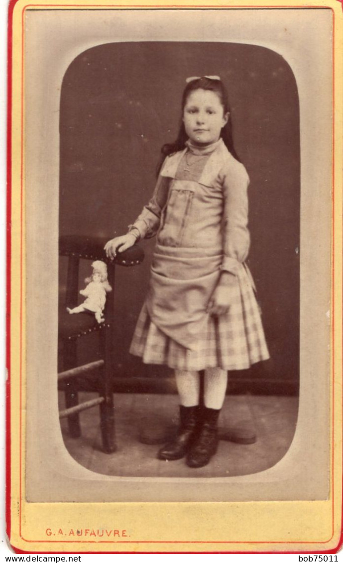 Photo CDV D'une Jeune Fille élégante Posant Dans Un Studio Photo - Old (before 1900)