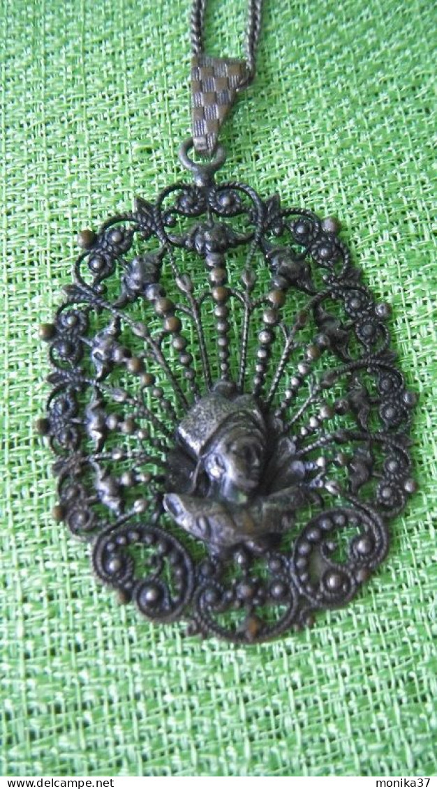 Ancien Joli  Pendentif Médaillon à Tête De Bretonne Avec Sa Chaîne Métal Argenté - Colliers/Chaînes