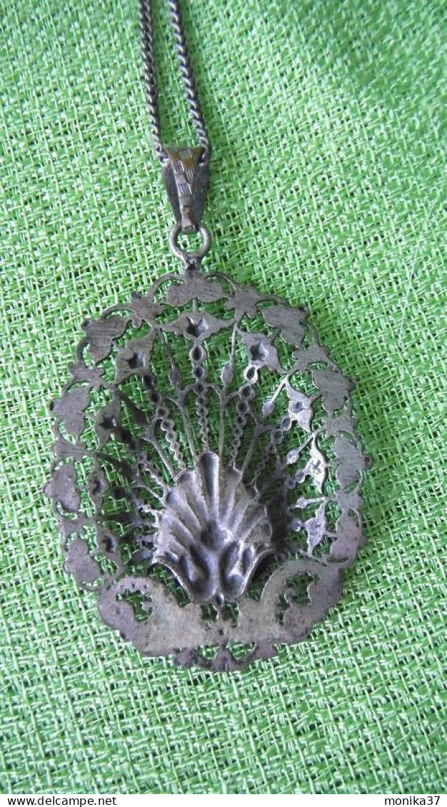 Ancien Joli  Pendentif Médaillon à Tête De Bretonne Avec Sa Chaîne Métal Argenté - Halsketten