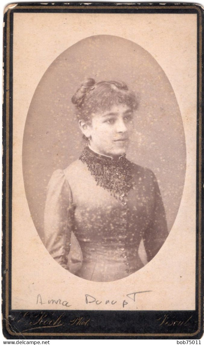 Photo CDV D'une Jeune Fille élégante Posant Dans Un Studio Photo A Vesoul - Antiche (ante 1900)