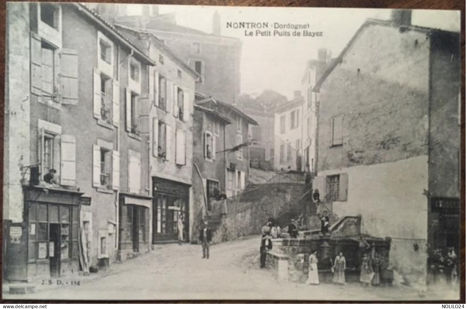 Cpa 24 Dordogne, NONTRON, Le Petit Puits De Bayez, Animée, Commerces, Enseigne GAUTHIER Coiffeur, Plaque Chocolat Menier - Nontron
