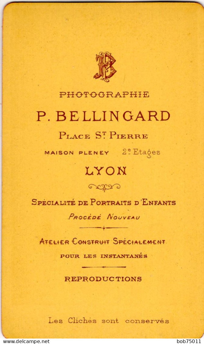 Photo CDV D'une Jeune Fille élégante Posant Dans Un Studio Photo A Lyon - Antiche (ante 1900)