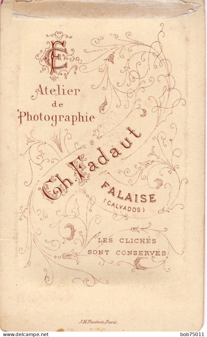 Photo CDV D'une Jeune Fille élégante Posant Dans Un Studio Photo A Falaise ( Calvados ) - Antiche (ante 1900)