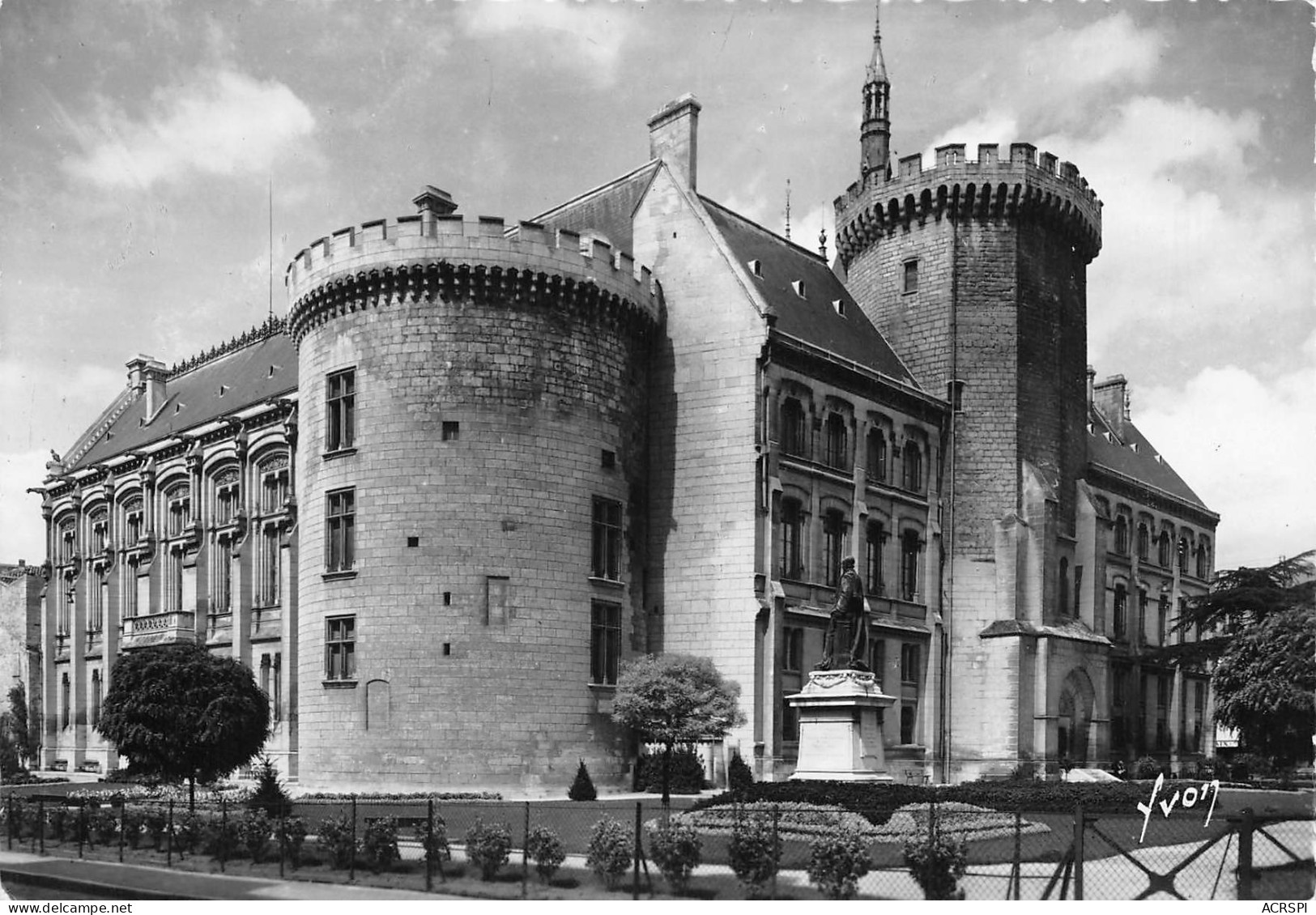 16  ANGOULEME L'hotel De Ville Tour Valois Et Tour Polygone Ou De Lusignan    N° 48 \MK3003 - Angouleme