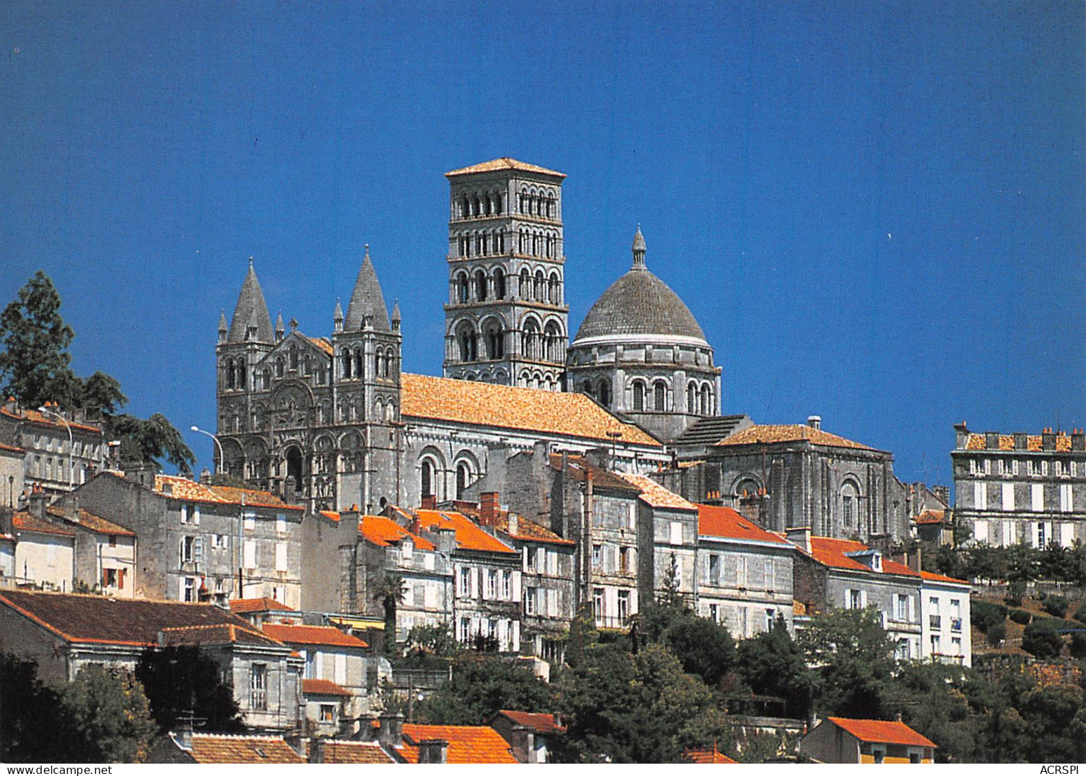 16  ANGOULEME  Vue Panoramique De La Cathédrale Dominant La Ville   N° 52 \MK3003 - Angouleme