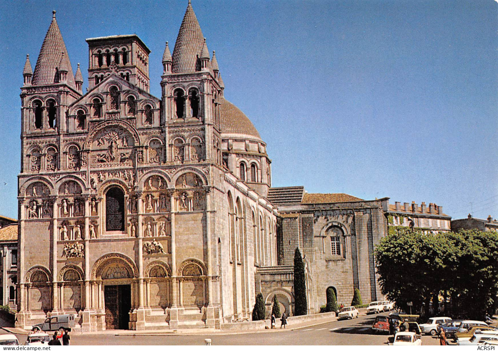 16  ANGOULEME   La Cathédrale De Style Poitevin La Façade  édition Pierron N° 60 \MK3003 - Angouleme