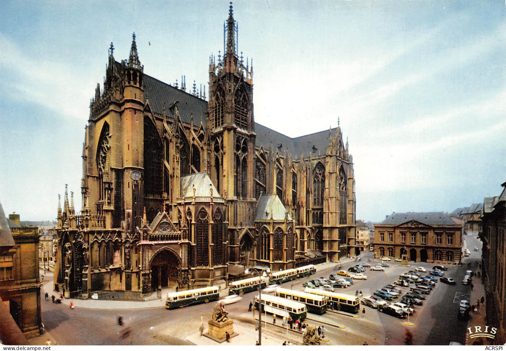 57  METZ  Cathédrale Saint Etienne Et Parking Des Autobus   N° 45 \MK3004 - Metz