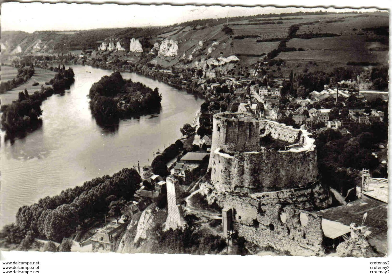 27 En Avion Au Dessus De LES ANDELYS N°6 Château Gaillard XIIème Voir ZOOM Usine Cheminée Fumée Château D'eau La Seine - Les Andelys