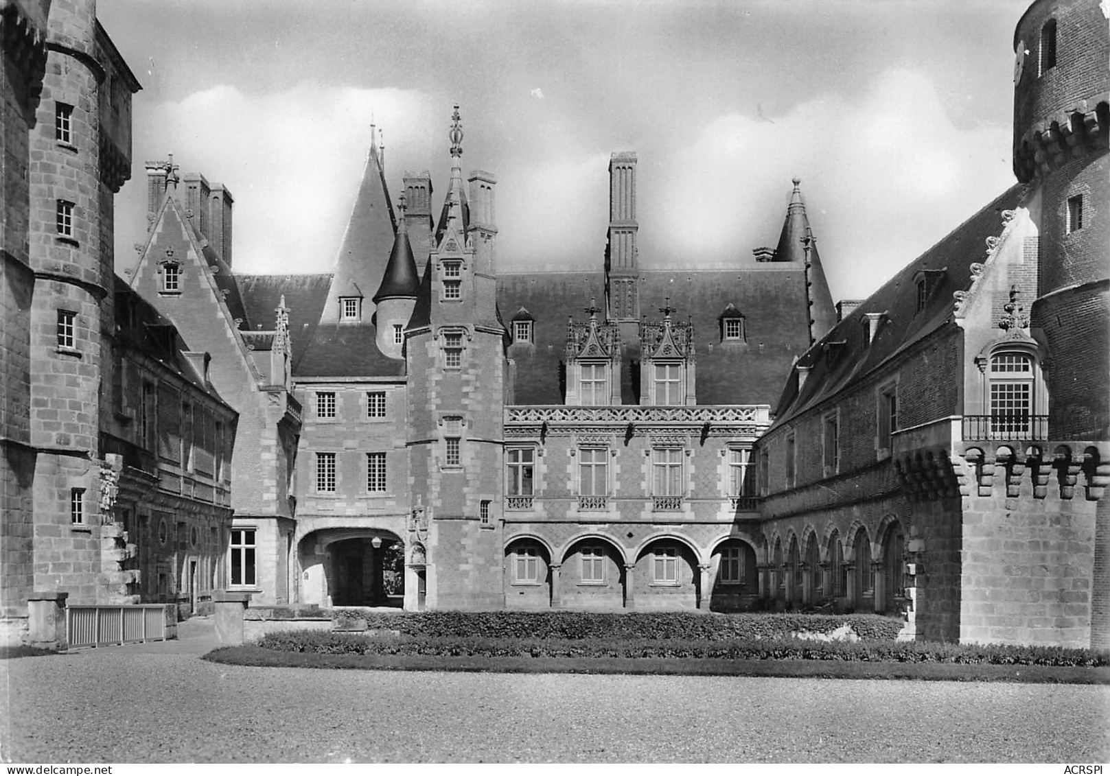 28 MAINTENON Cour D'honneur Du Chateau  N° 3 \MK3007 - Maintenon