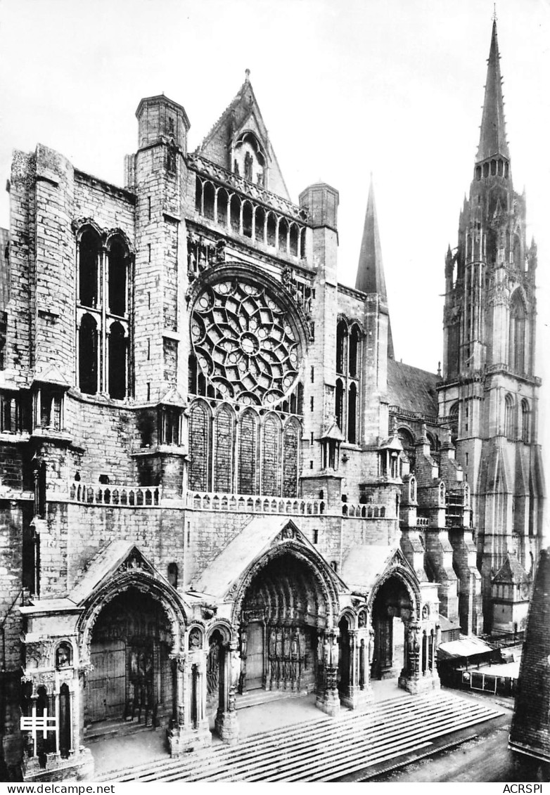 28  CHARTRES La Cathédrale Façade Portail Nord Et Son Parvis    N° 55 \MK3007 - Chartres