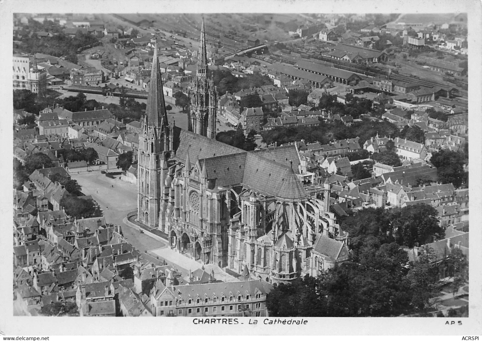 28  CHARTRES  La Cathédrale édition Aéro Photo  N° 114 \MK3007 - Chartres