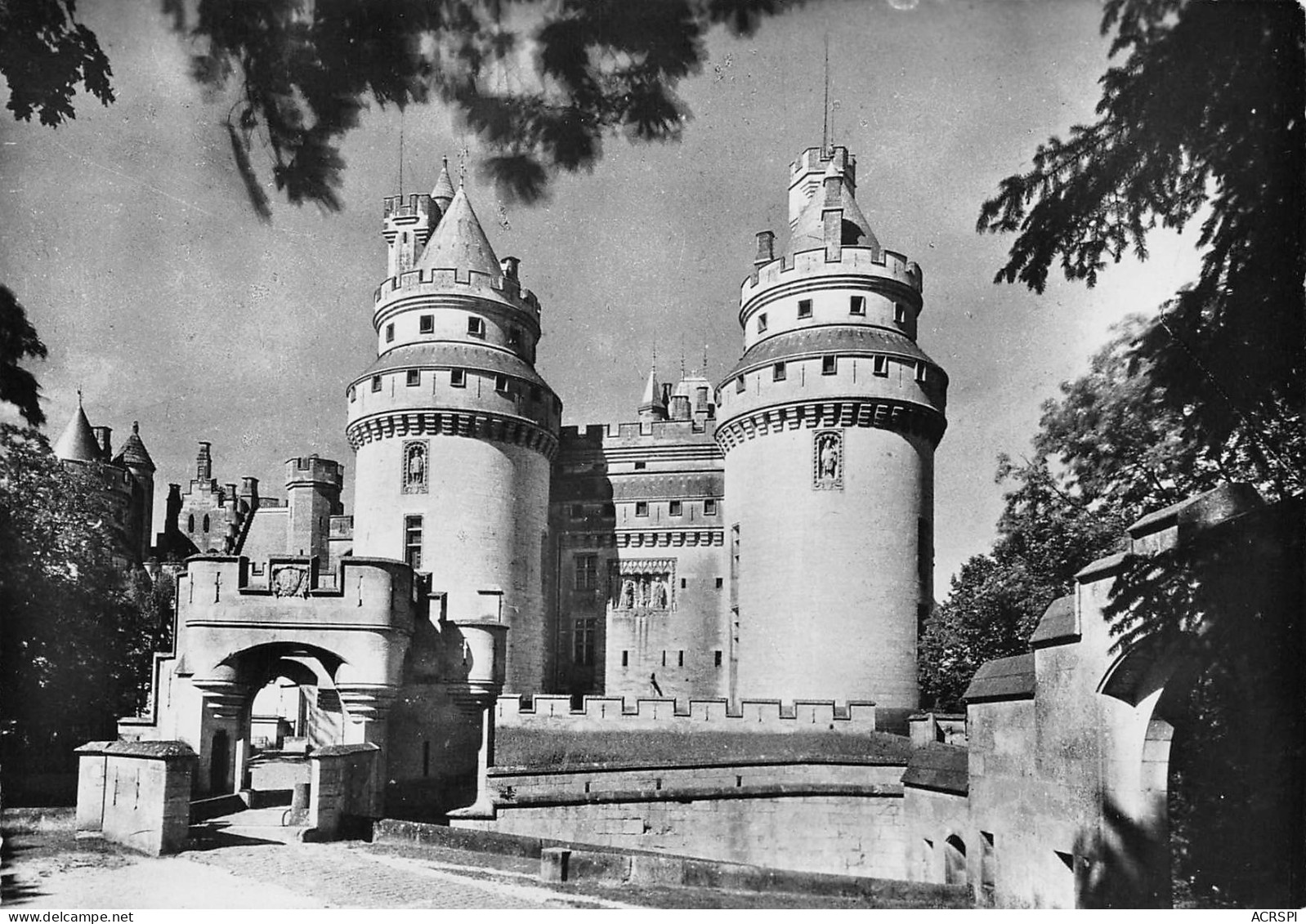 60 PIERREFONDS Le Chateau Reconstitution De Viollet Le Duc  Tours Jules César Et Charlemagne    N° 2 \MK3008 - Pierrefonds
