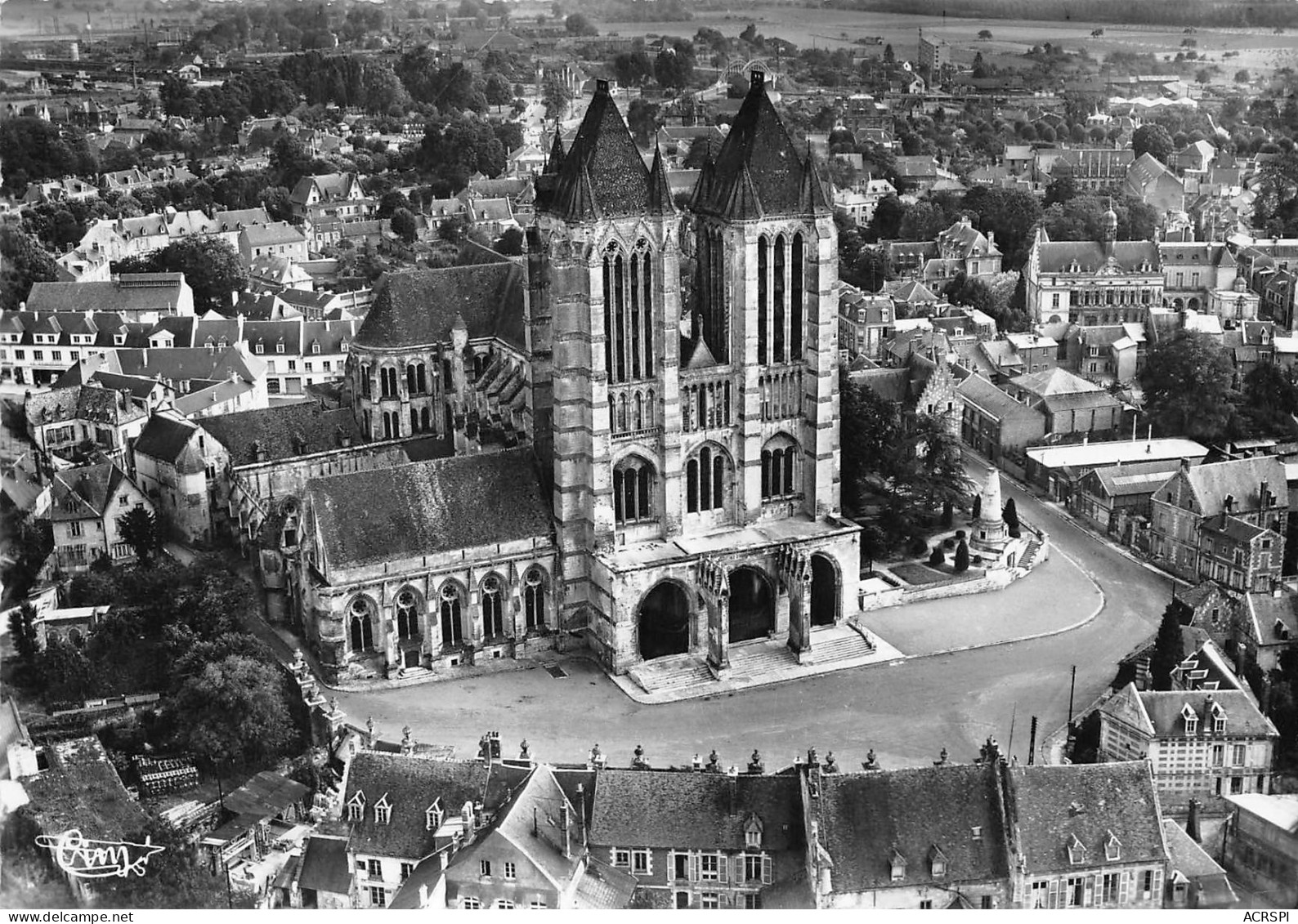 60 NOYON La Cathédrale Vue Du Ciel  N° 17 \MK3008 - Noyon