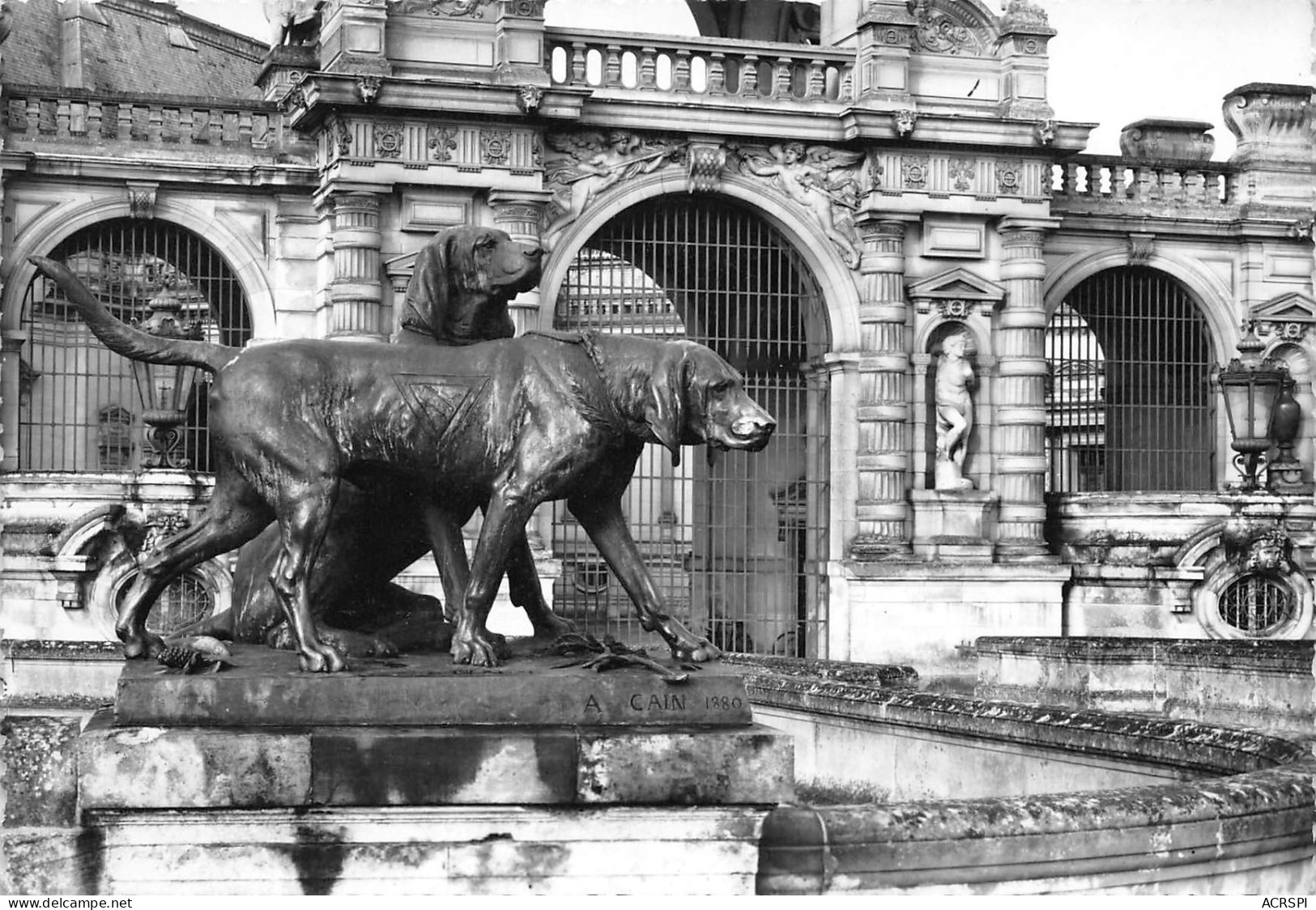 60 CHANTILLY Le Chateau Groupe De Chiens Par Caïn   N° 24 \MK3008 - Chantilly