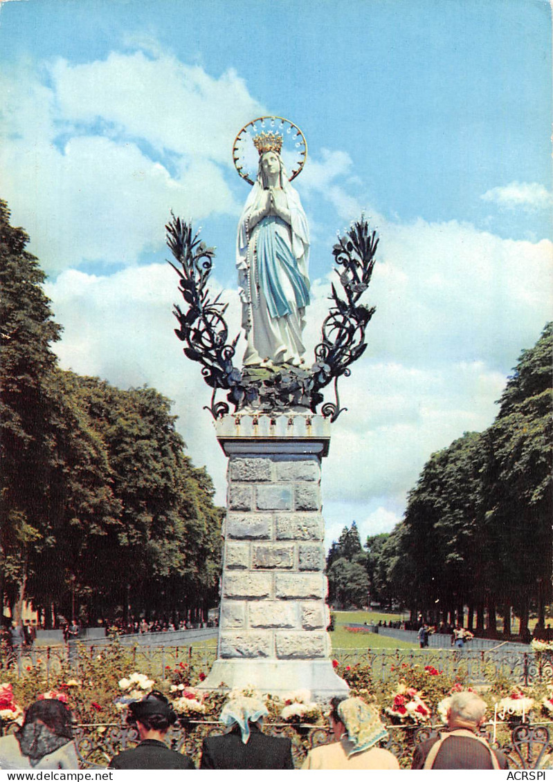 65 Lourdes  La Vierge Couronnée De L'esplanade   N° 57 \MK3009 - Lourdes
