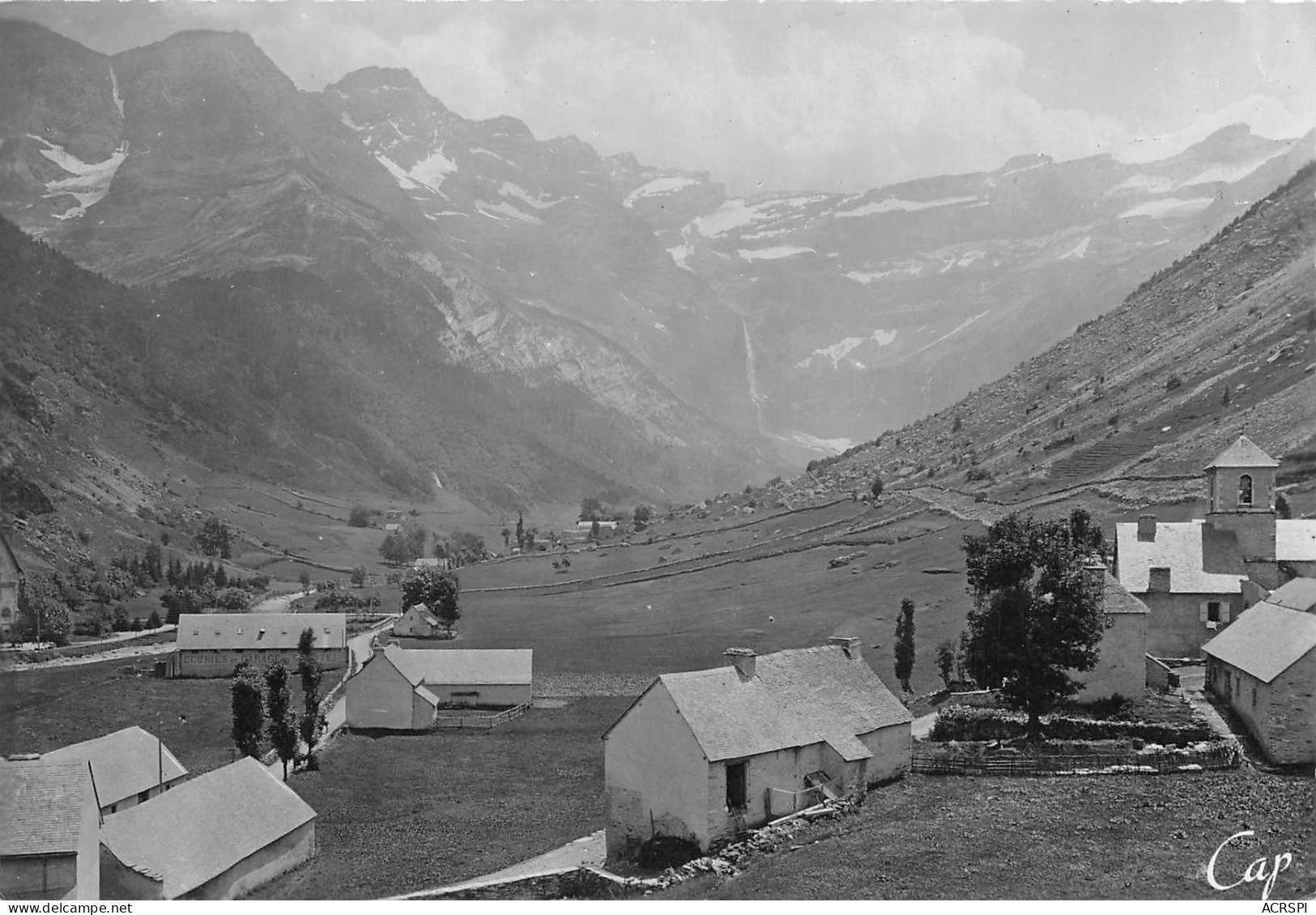 65 GAVARNIE  Le Village Et L'église   N° 36 \MK3010 - Gavarnie