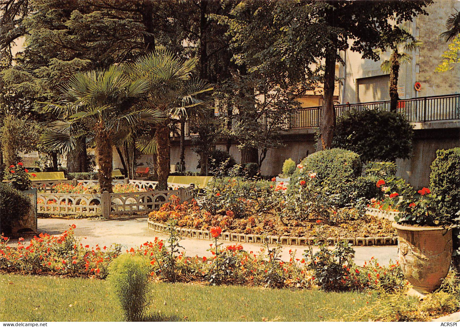 84 CAVAILLON Un Coin Fleuri Dans Le Jardin Public   N° 60 \MK3015 - Cavaillon