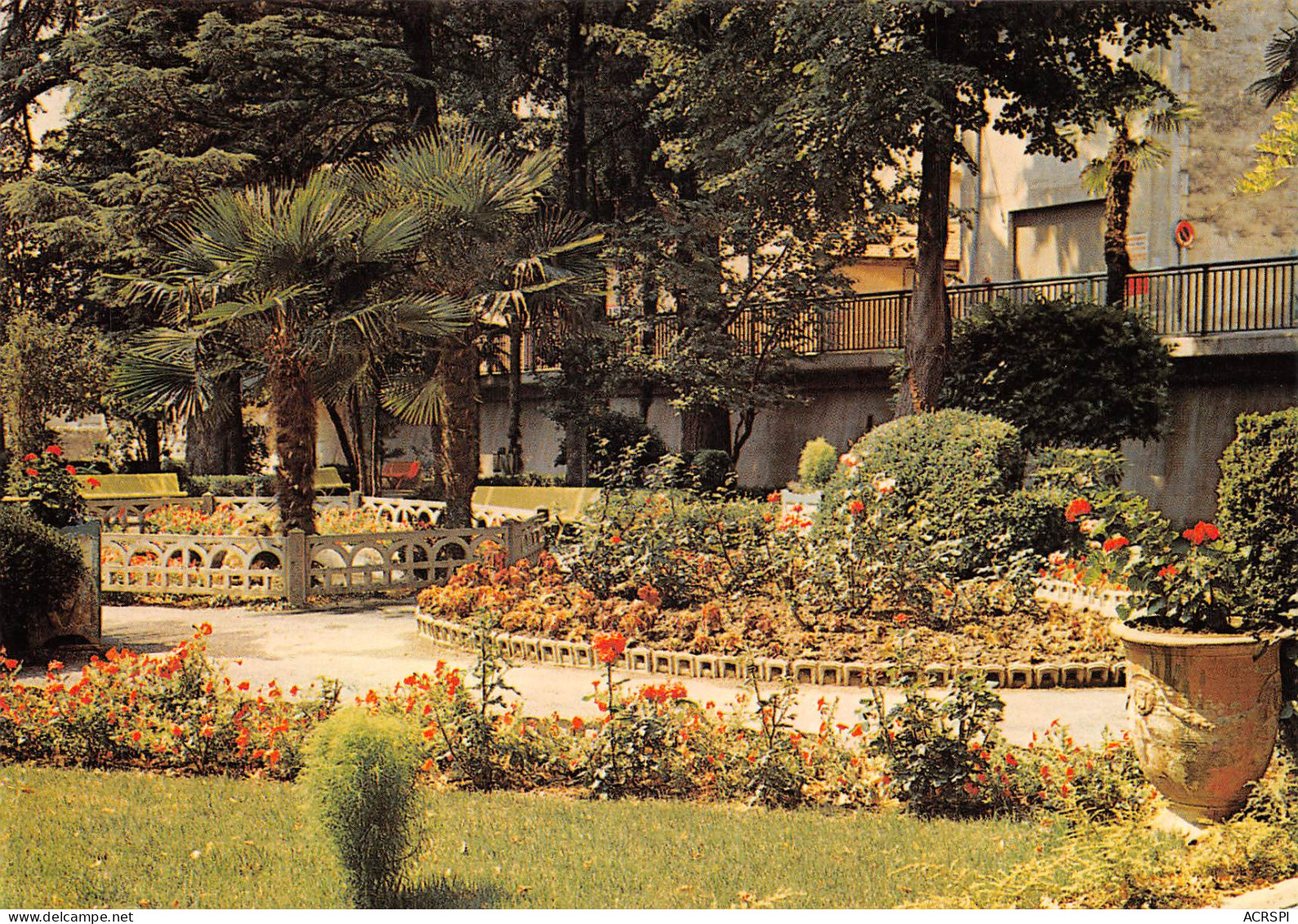 84 CAVAILLON Un Joli Coin Fleuri Dans Le Jardin Public   N° 61 \MK3015 - Cavaillon