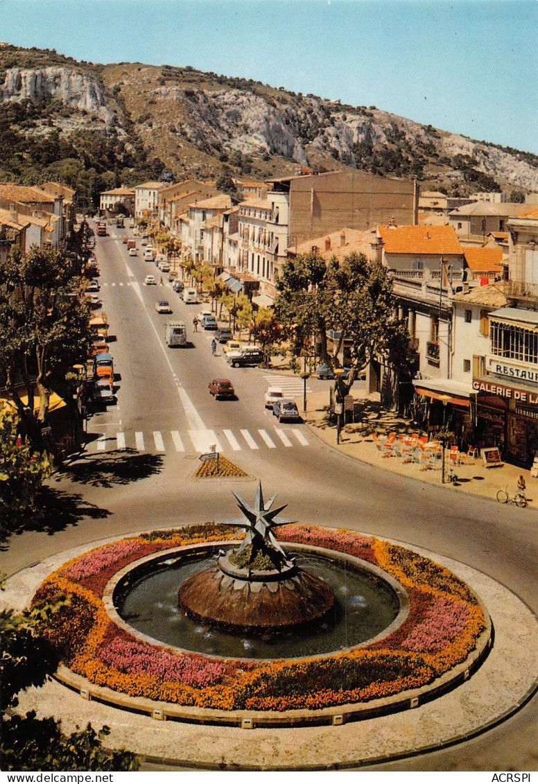 84 CAVAILLON Le Rond Point Fleuri Du Polyèdre Et Le Cours Gambetta  N° 63 \MK3015 - Cavaillon