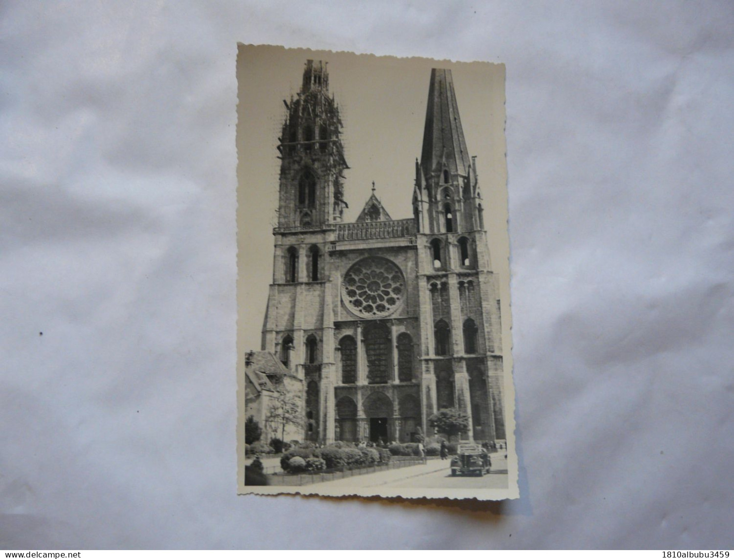RARE - CARTE PHOTO 28 EURE ET LOIR - CHARTRES : Cathédrale - Scène Animée (automobile) - Chartres