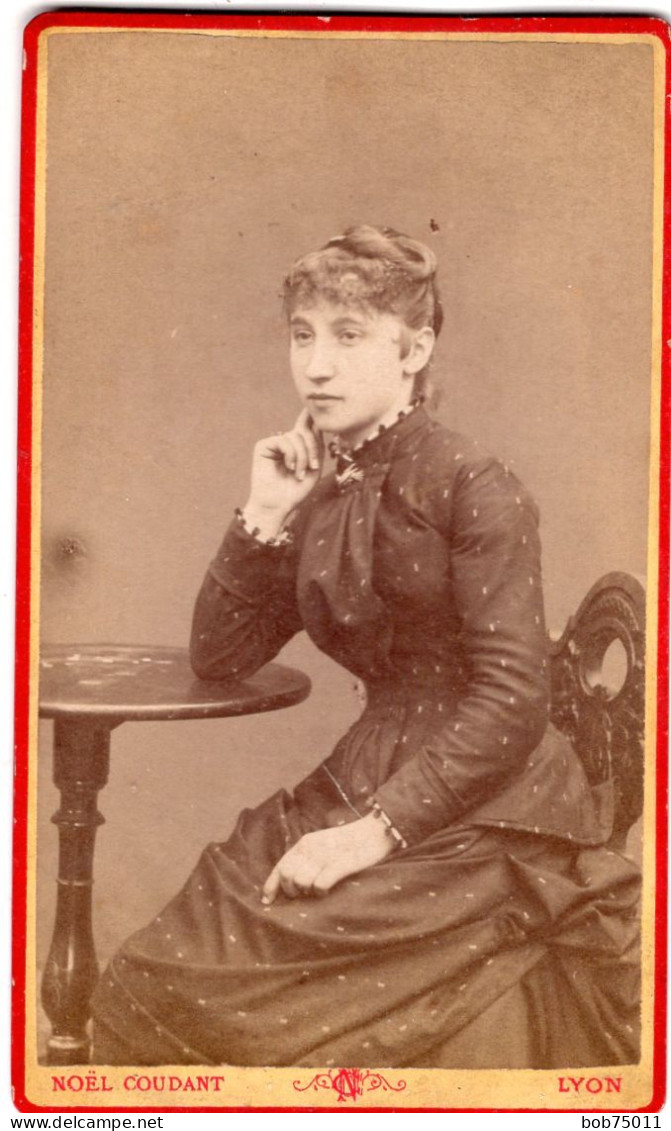 Photo CDV D'une Jeune Femme élégante Posant Dans Un Studio Photo A Lyon - Antiche (ante 1900)