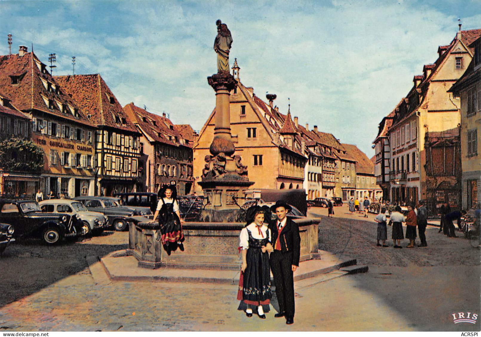 67  OBERNAI  Couple Devant La Fontaine Place Du Marché   N° 82 \MK3022 - Obernai