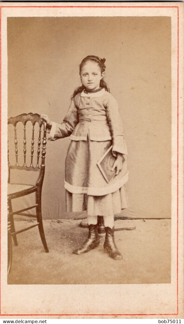 Photo CDV D'une Jeune  Fille élégante Posant Dans Un Studio Photo A PARIS - Antiche (ante 1900)