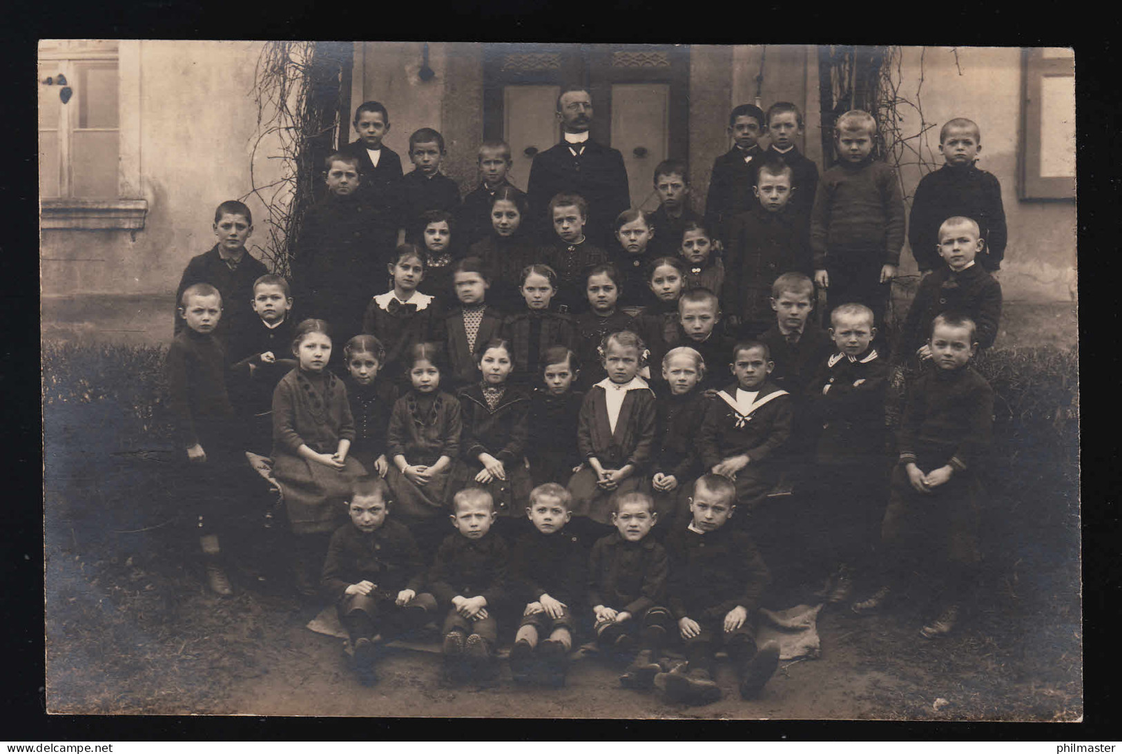 Foto AK, Kinder Schule Schulklasse Lehrer Vor Schulgebäude, Ungebraucht - Other & Unclassified