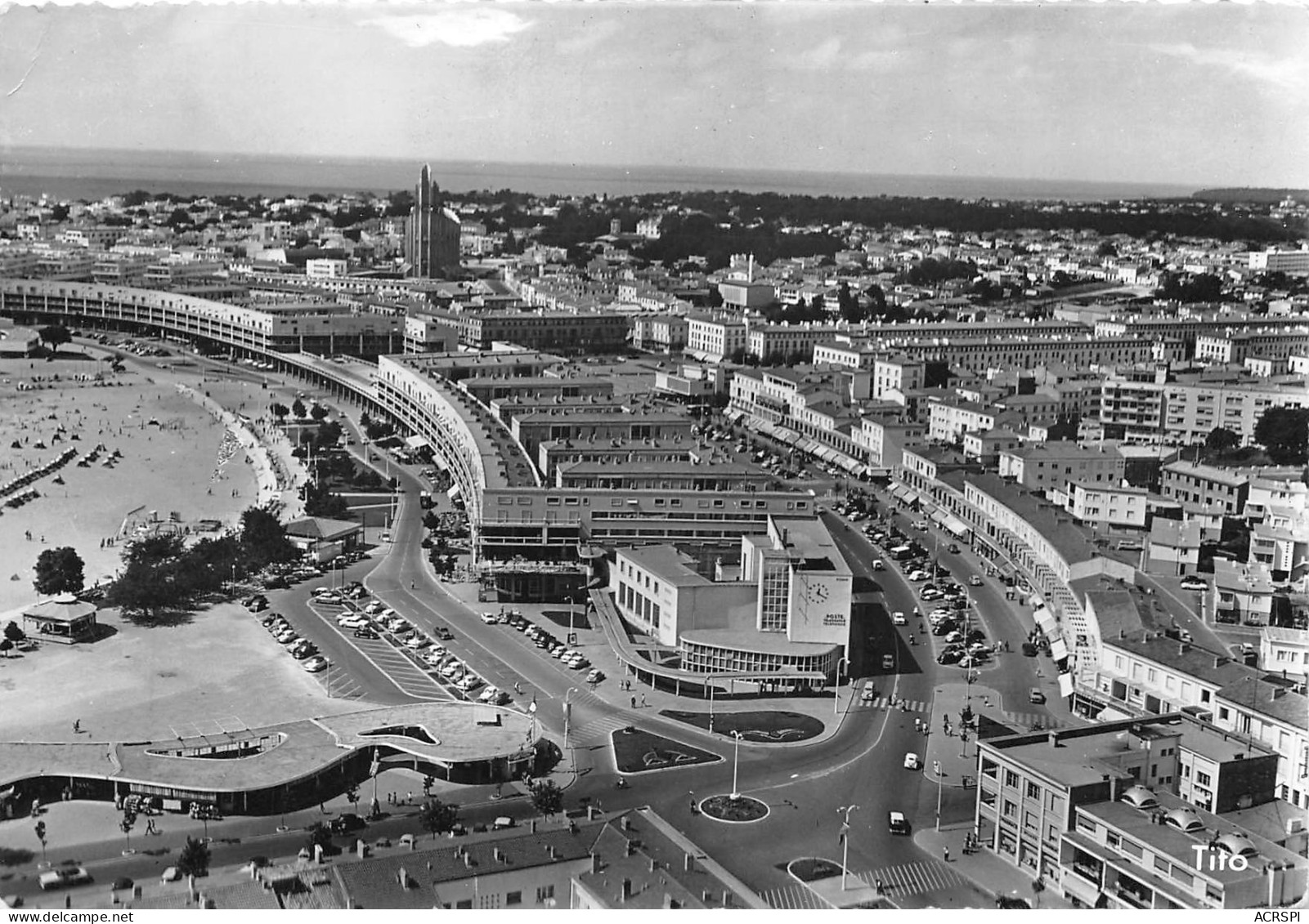 17 ROYAN Vue Générale Du Front De Mer Rond Point De La Poste Et Rue De La République   N° 5 \MK3035 - Royan