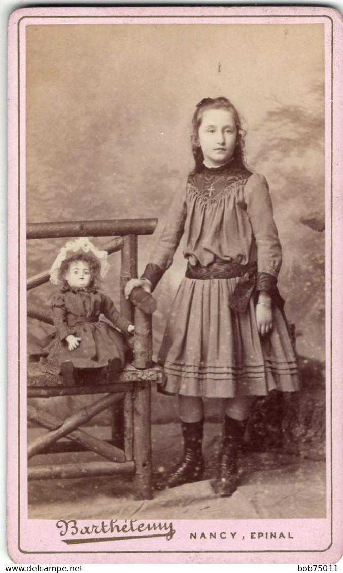 Photo CDV D'une Jeune  Fille élégante Posant Dans Un Studio Photo A Nancy - Old (before 1900)