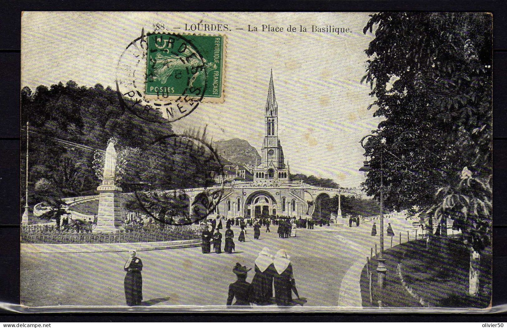 Lourdes - La Place De La Basilique - - Lourdes