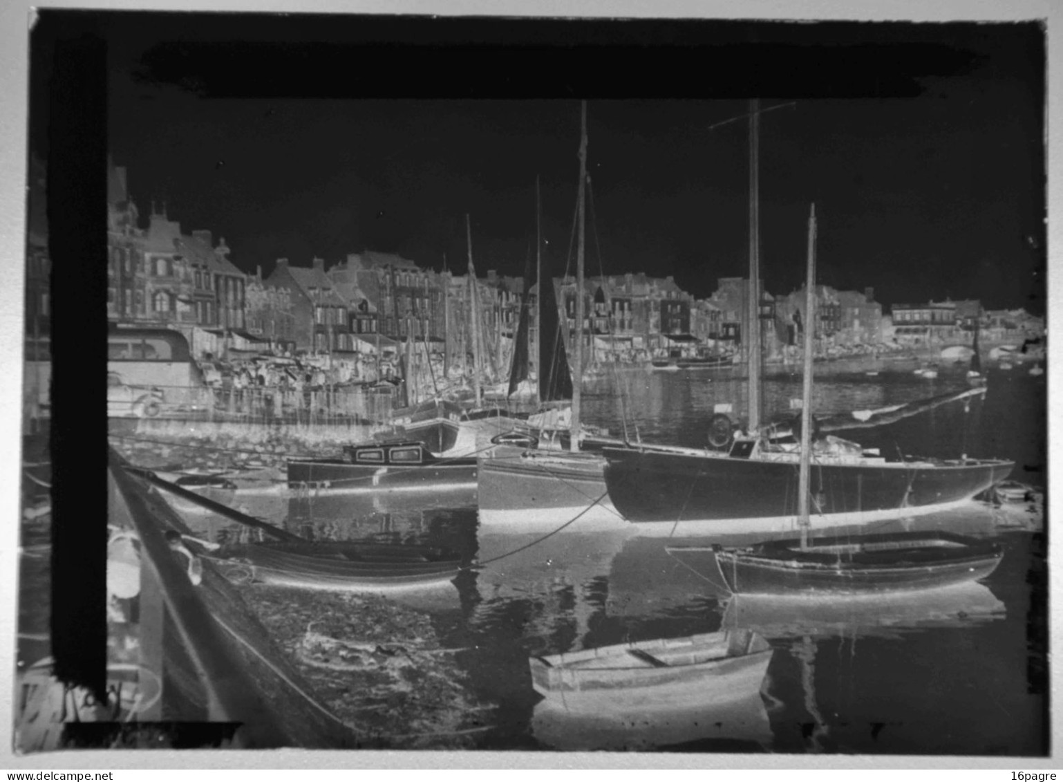 PLAQUE DE VERRE. PORT DU POULIGUEN, LOIRE-ATLANTIQUE. VERS 1950 - Glasdias