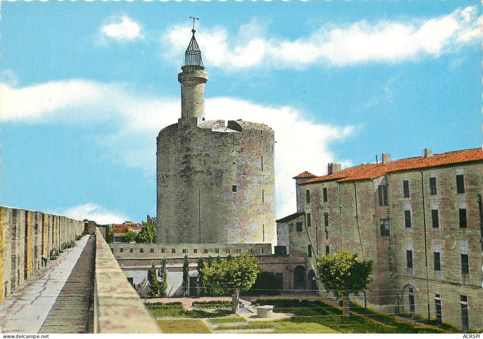 AIGUES MORTES La Tour De Constance Et Les Remaprts 22(scan Recto-verso) MD2538 - Aigues-Mortes