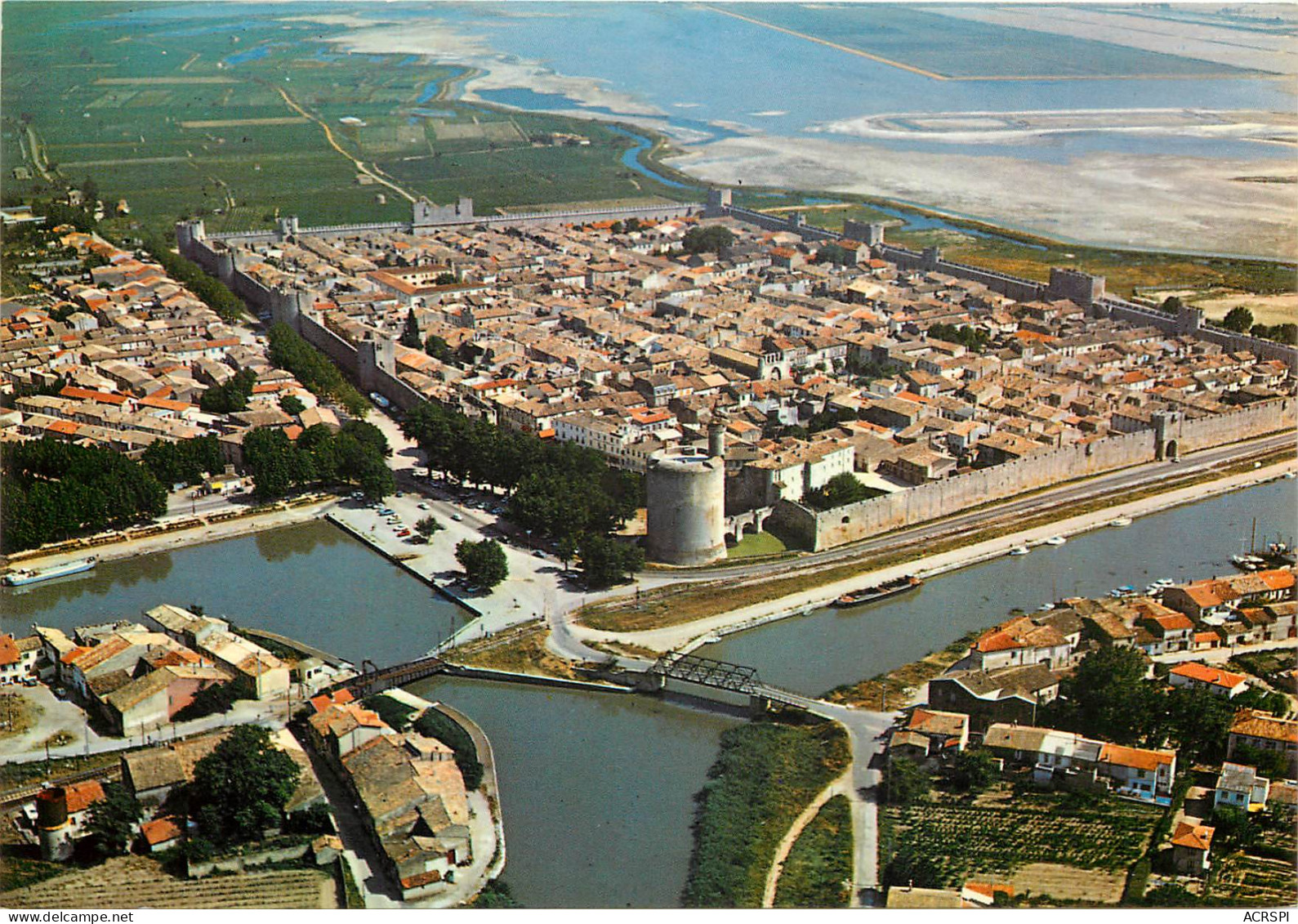 AIGUES MORTES  La Ville Du Roi Saint Louis Vue Aerienne Sur La Cite 4(scan Recto-verso) MD2545 - Aigues-Mortes