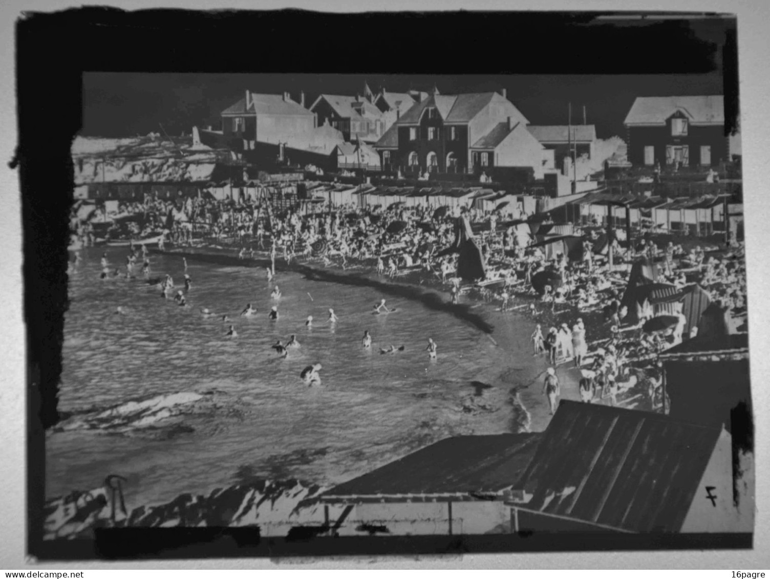 PLAQUE DE VERRE. PLAGE DE BATZ-SUR-MER, LOIRE-ATLANTIQUE. VERS 1950 - Diapositiva Su Vetro