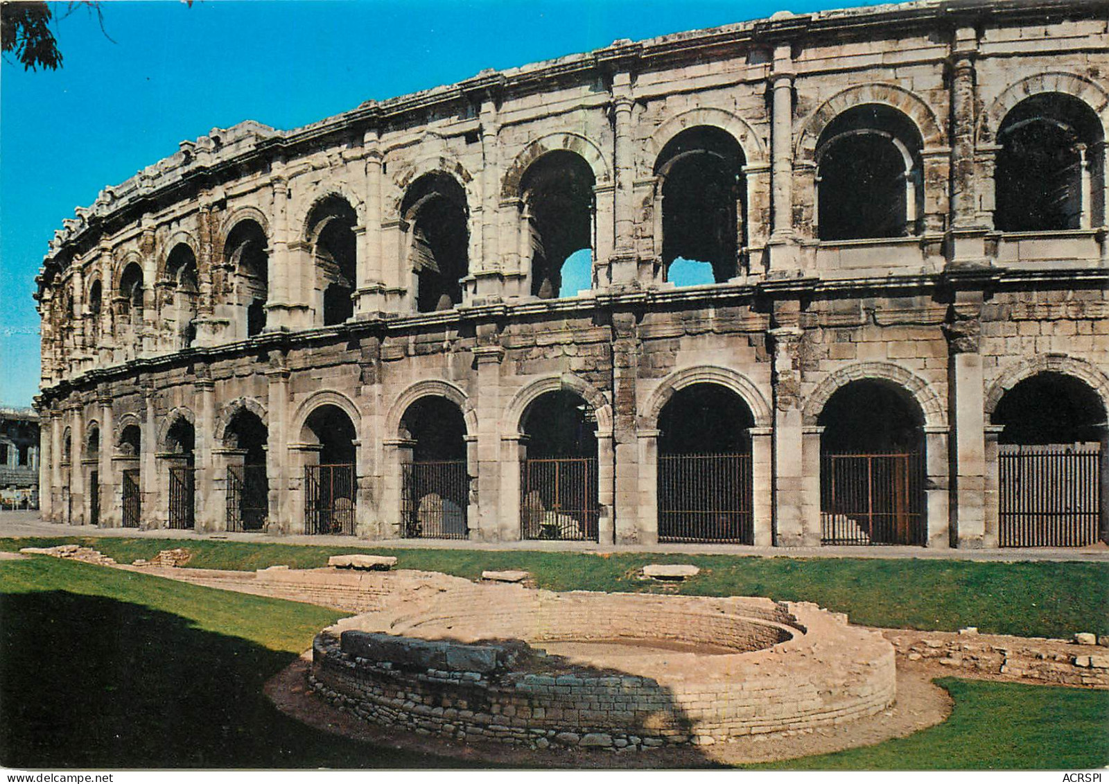 NIMES  Les Arenes Romaines Au 1er Plan Soubassements D Une Ancienne Tour 7(scan Recto-verso) MD2548 - Nîmes