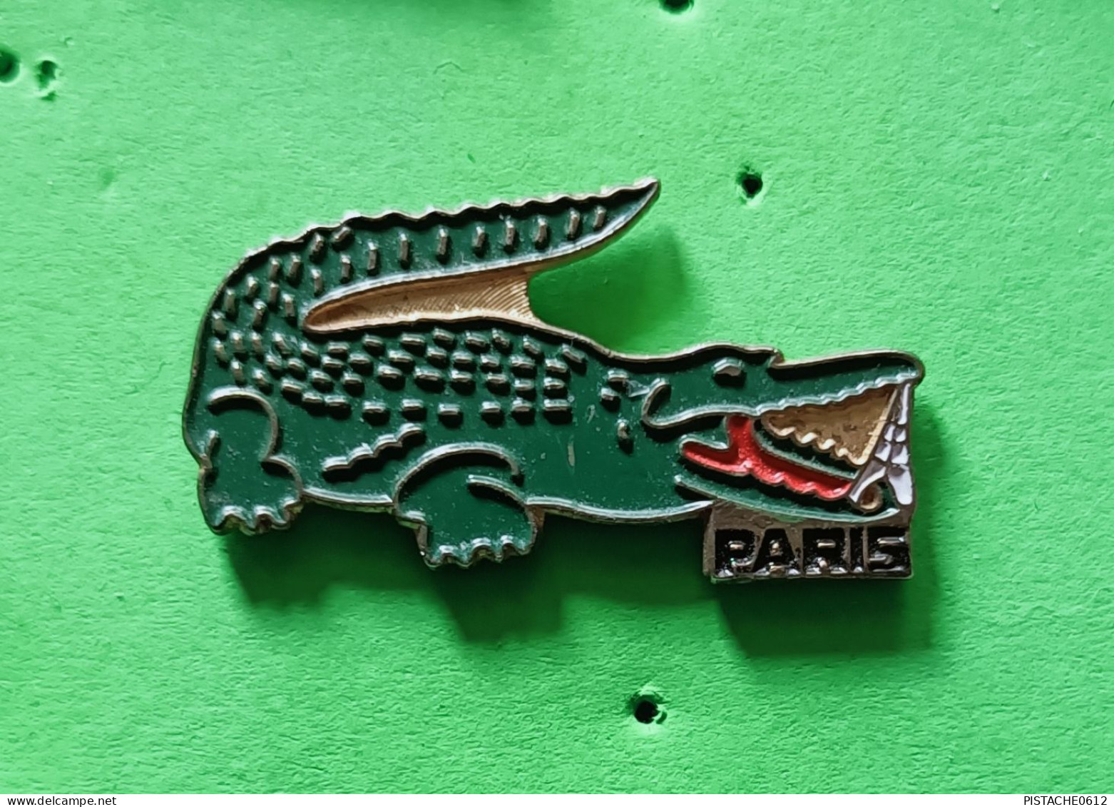 Pin's Paris Tour Eiffel Lacoste Crocodile Caimen Non Signé - Animales