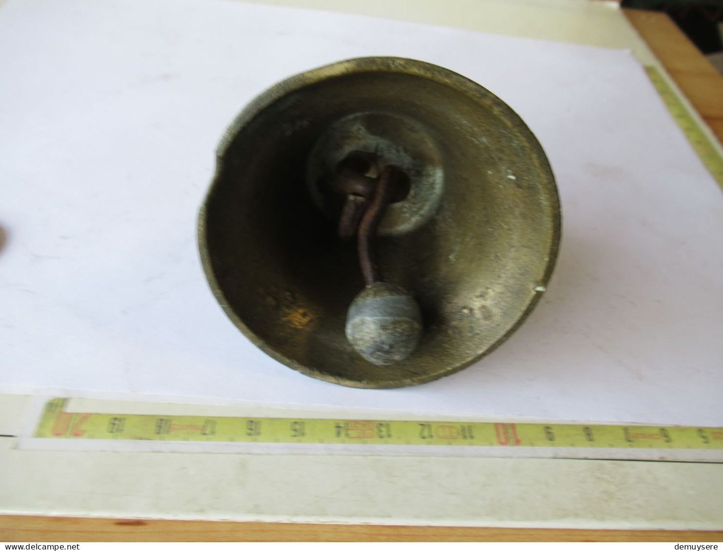 LADE -1 -   Oud Klokje, Koper Of Brons, Nummer 10 - Vieille Cloche De. Cuivre Ou Bronze, Numéro 10 - 229 Gram - Glocken