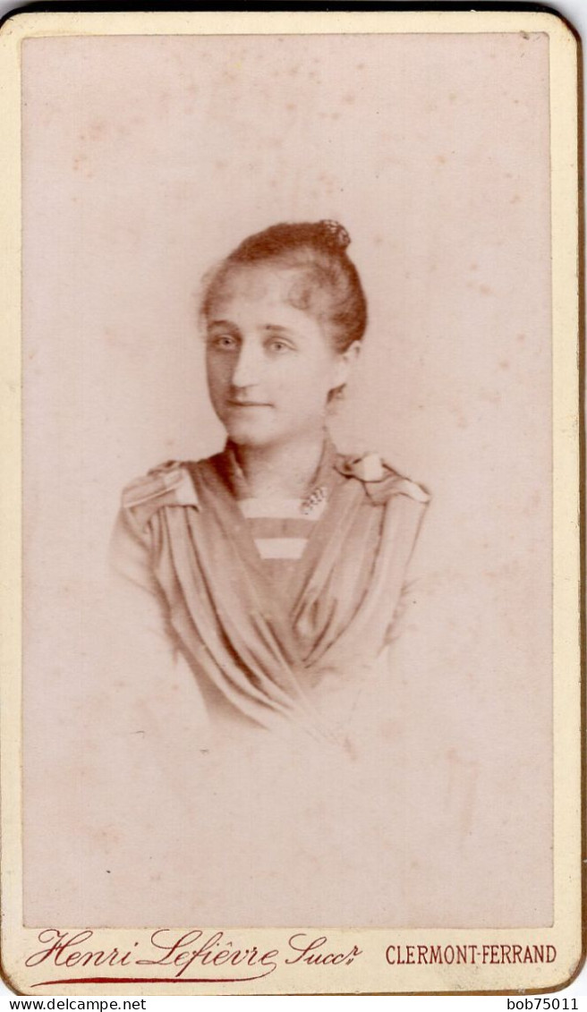 Photo CDV D'une Jeune  Fille élégante Posant Dans Un Studio Photo A Clermont-Ferrand En 1890 - Old (before 1900)
