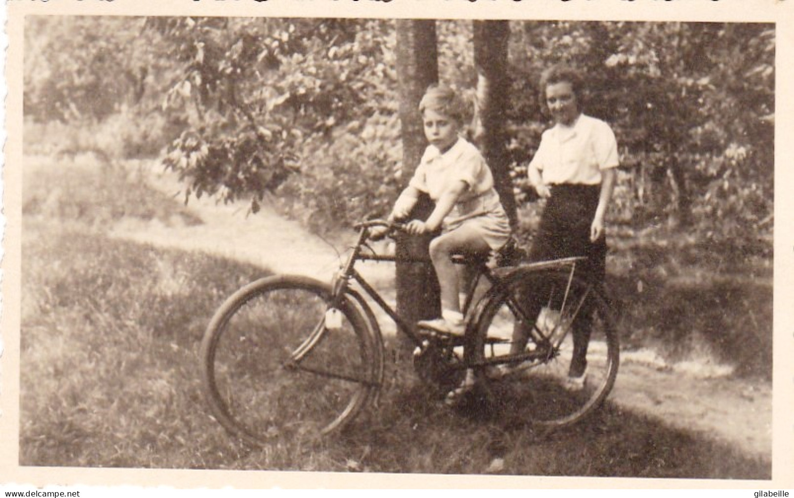 Carte Photo - Cyclisme - Jeune Garcon  Prenant La Pose Sur Le  Velo De Papa - Cyclisme